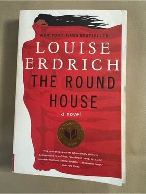 Louise Erdrich "The Round House" - Red and White Paperback